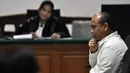 Terdakwa suap alih fungsi lahan, Gulat Manurung, menyimak dakwaan dari jaksa KPK di Pengadilan Tipikor Jakarta, Senin (15/12/2014). (Liputan6.com/Miftahul Hayat)