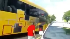 Sebuah bus di Lombok yang diduga mengalami rem blong, perlahan mundur menuruni tanjakan. Beruntung warga dapat menghentikan bus sebelum jatuh ke kali.