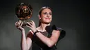 Pemain Barcelona, Alexia Putellas mendapatkan penghargaan Ballon d'Or 2022 pada acara yang berlangsung di Theatre du Chatelet, Paris, 17 Oktober 2022. Putellas berhasil mencatatkan sejarah sebagai pesepak bola wanita pertama yang berhasil meraih dua kali penghargaan Ballon d'Or secara berturut-turut. (AFP/Franck Fife)