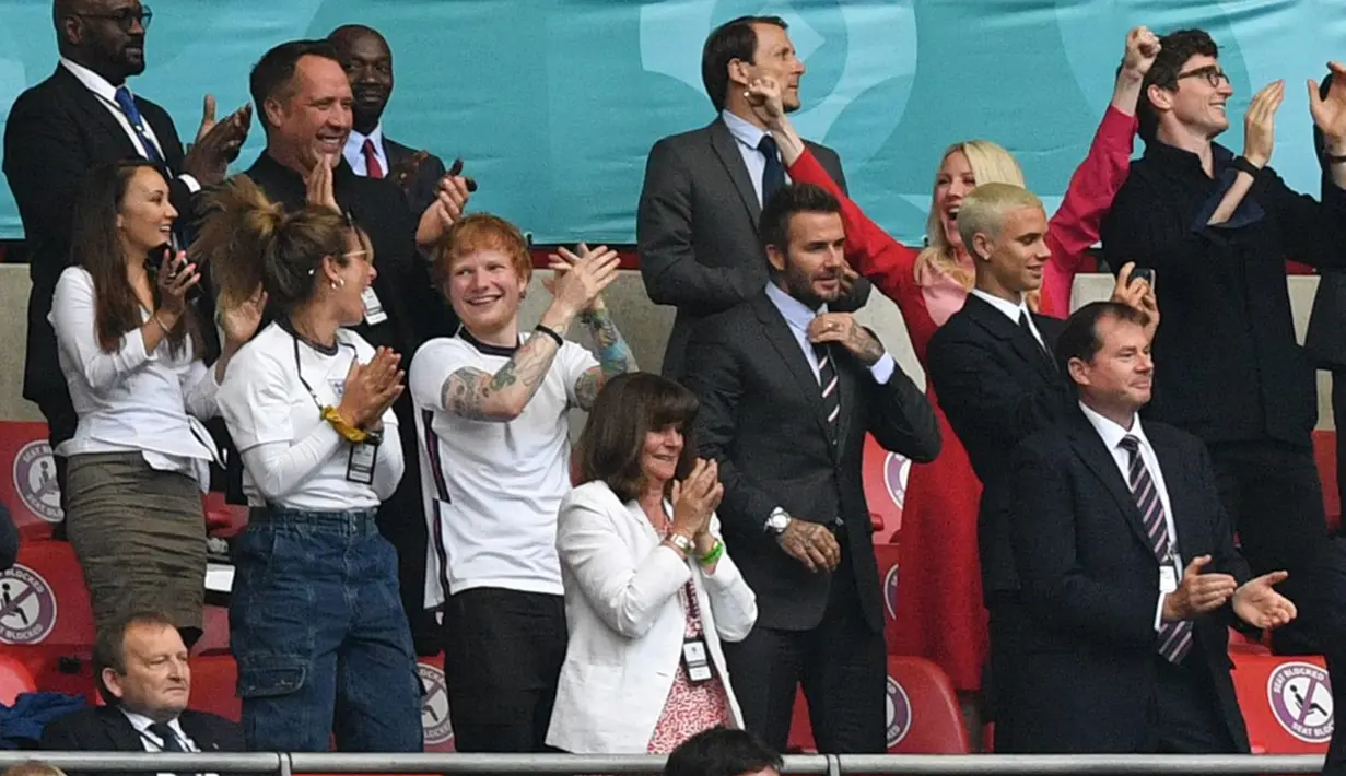 Ed Sheeran (tengah kiri) dan David Beckham (tengah kanan) merayakan gol pertama Inggris ke gawang Jerman pada pertandingan babak 16 besar Euro 2020 di Stadion Wembley, London, Inggris, Selasa (29/6/2021). Inggris menang 2-0. (Photo by JUSTIN TALLIS/POOL/AFP)