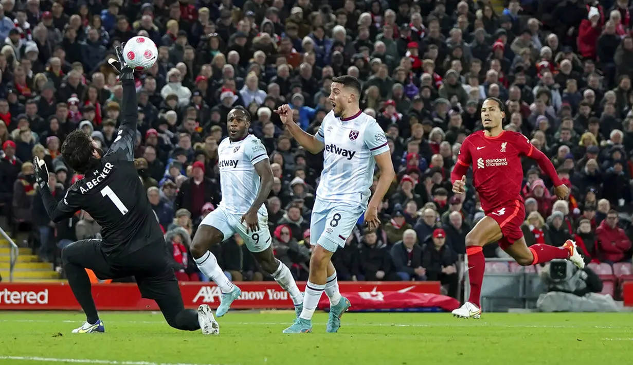 Pemain West Ham United Pablo Fornals (kedua kanan) bereaksi ketika penjaga gawang Liverpool Alisson (kiri) menyelamatkan gawangnya pada pertandingan sepak bola Liga Inggris di Stadion Anfield, Liverpool, Inggris, 5 Maret 2022. Liverpool menang 1-0. (AP Photo/Jon Super)
