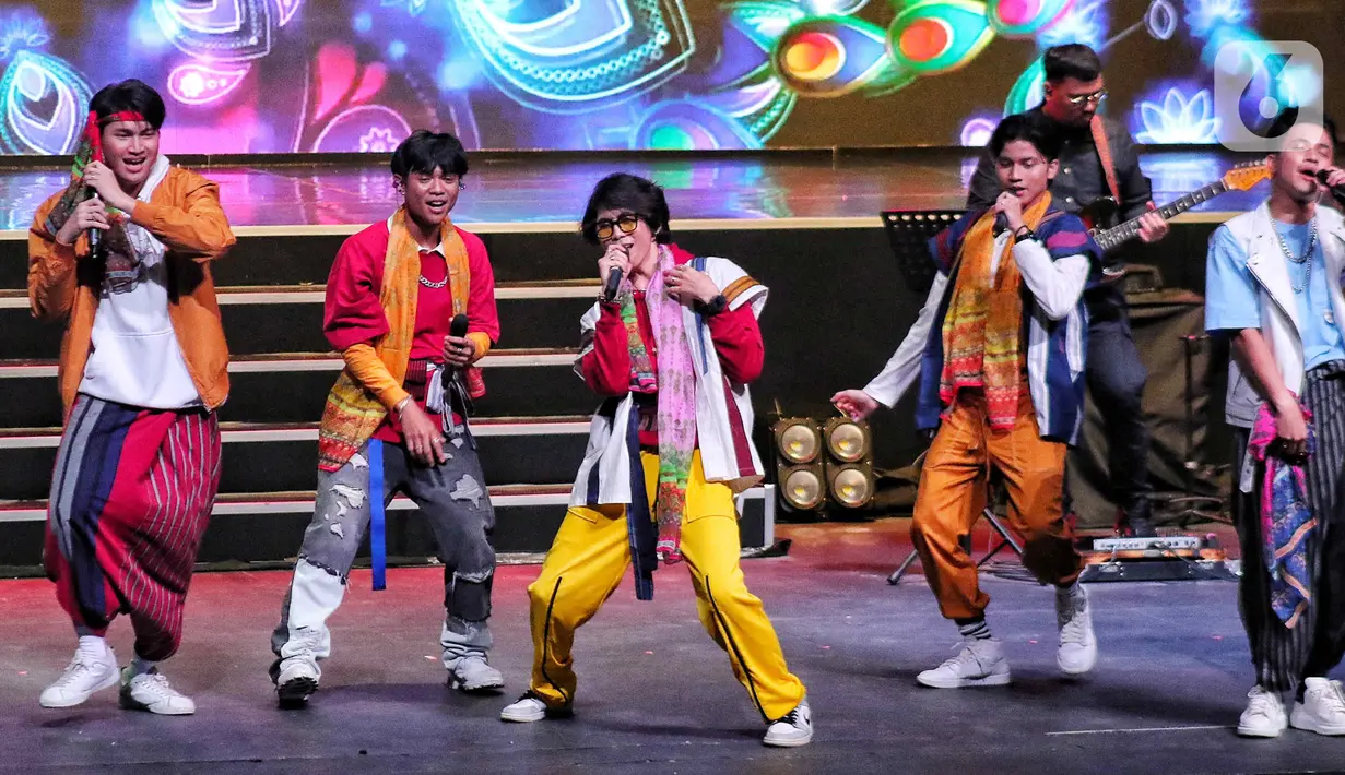Boyband asal Indonesia, UN1TY saat menghibur para penggemar mereka di Jakarta, Sabtu (17/12). UN1TY menggelar konser tunggal pertama kalinya yang bertajuk “UN1VERSARY: The Show”. (Liputan6.com/Angga Yuniar)
