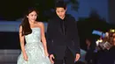 Song Joong Ki dan Song Hye Kyo berjalan di karpet merah ajang penghargaan The 52nd Baeksang Art Awards di Seoul, 3 Juni 2016. Sebelum kabar pernikahan mereka, Song Song Couple membuat publik penasaran dengan teka-teki hubungan keduanya. (JUNG YEON-JE/AFP)