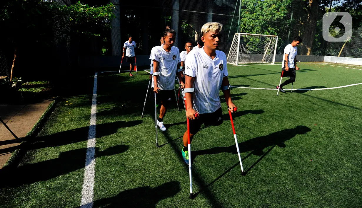 Pemain Timnas Amputasi Indonesia mengikuti latihan fisik jelang Piala Dunia Amputasi 2022 di Sports Club Serena Mansion, Jakarta Selatan, Selasa (5/7/2022). Mereka akan berlaga di Piala Dunia Sepak Bola Amputasi atau World Amputee Football Federation (WAFF) World Cup 2022 di Turki pada Oktober 2022. (merdeka.com/Arie Basuki)
