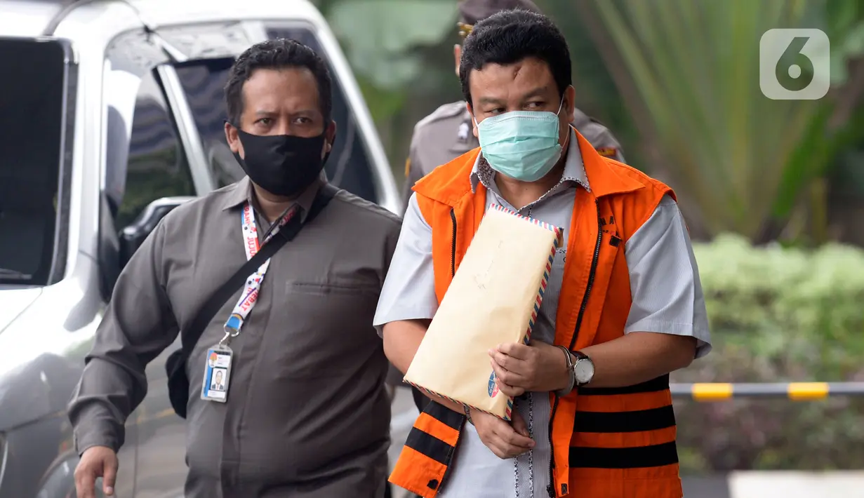 Mantan anggota DPRD Kota Bandung Tomtom Dabbul Qomar (kanan) tiba untuk menjalani sidang dakwaan secara online di gedung KPK, Jakarta, Senin (15/6/2020). Tomtom Dabbul Qomar menjalani sidang perdana kasus pengadaan ruang terbuka hijau (RTH) Kota Bandung Tahun 2012 dan 2013. (merdeka.com/Dwi Narwoko)