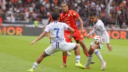 Bermain di depan pendukung sendiri, Persija langsung mengambil inisiatif menyerang sejak awal pertandingan. Tampak dalam foto, gelandang tengah Persija, Hanif Abdurrauf Sjahbandi saat mencoba melewati adangan dua pemain Persijap saat laga pekan ke-16 BRI Super League 2025/2026 di Stadion Utama Gelora Bung Karno (SUGBK), Jakarta, Sabtu (3/1/2026). (Bola.com/Abdul Aziz)