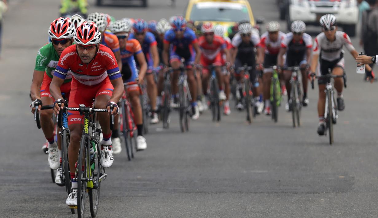 Para pebalap saat beraksi dalam circuit race di kota Padang dalam Etape 9 Tour de Singkarak 2015, Minggu (11/10/2015). (Bola.com/Arief Bagus)