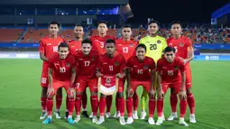 Pemain Timnas Indonesia U-24 berpose sebelum bertanding melawan Kirgistan dalam laga Grup F Asian Games 2022 yang digelar di Zhejiang Normal University East Stadium, Jinhua, Selasa (19/9/2023) malam WIB. (Dok. NOC Indonesia)
