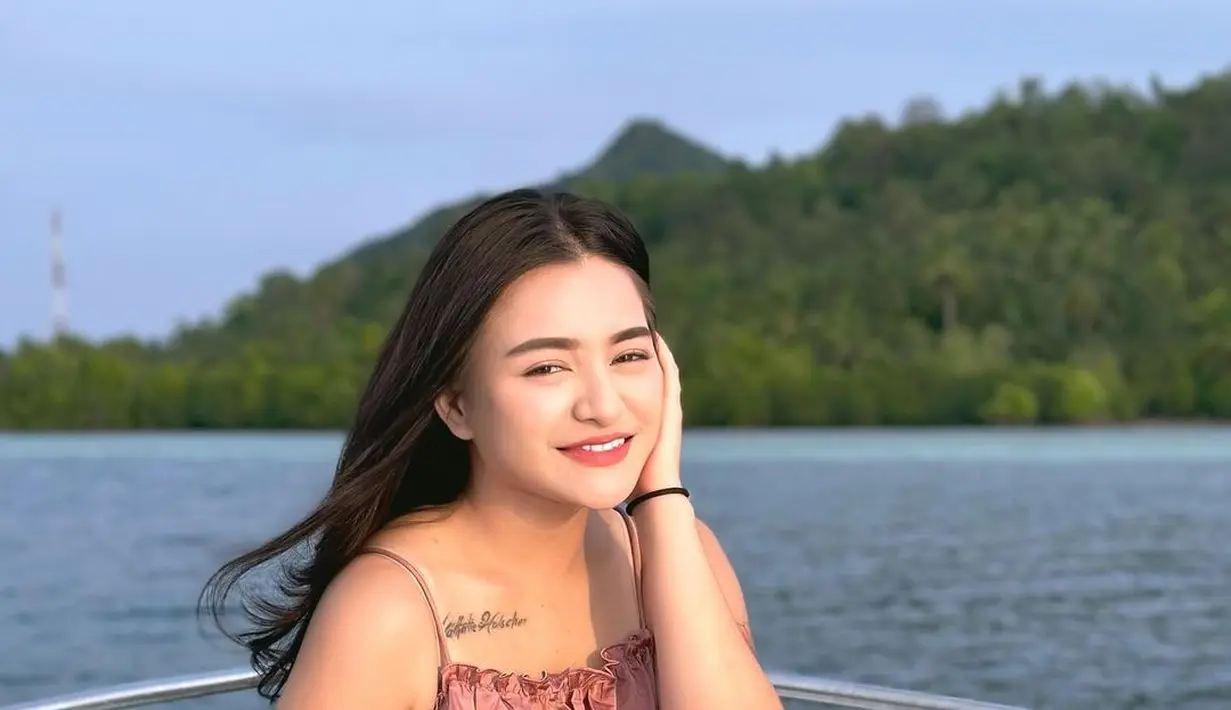 Dalam unggahan berbeda, Nathalie menuliskan dirinya tengah merasa damai. "Peace is when you dont care about others ..
and i’m in peace," katanya. [Foto: Instagram/nathalieholscher]