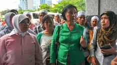 Aktivis HAM, Ratna Sarumpaet (tengah) bersama warga korban penggusuran saat datangi DPRD DKI di Jakarta, (18/4). Ratna hadir untuk memperjuangkan hak ratusan warga Kampung Pasar Ikan dan Aquarium yang terkena penggusuran. (Liputan6.com/Yoppy Renato)
