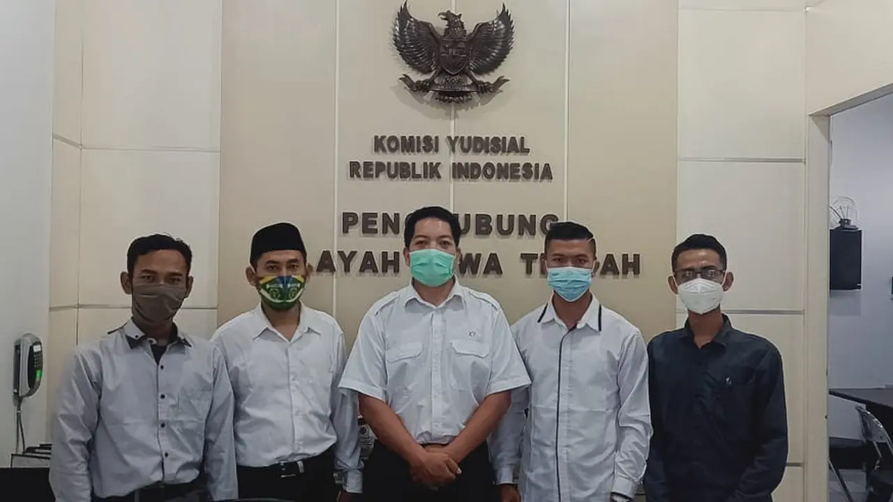 Santri yang Terjegal Jadi Perangkat Desa di Blora Bersama Ketua PMII Kabupaten Blora dan Kuasa Hukum ketika Bersilaturahmi dan Konsultasi ke Penghubung Komisi Yudisial Wilayah Jawa Tengah. (Liputan6.com/Ahmad Adirin)