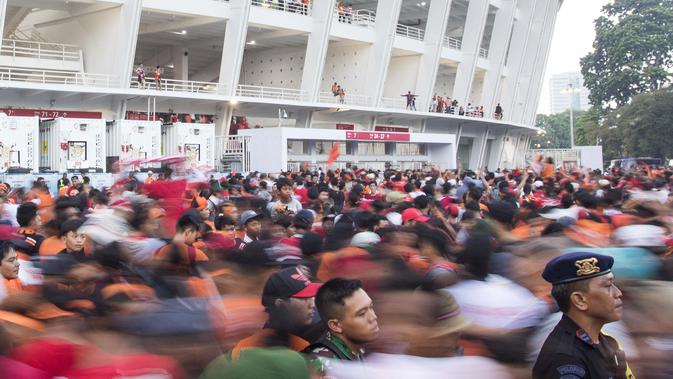 Suporter Persija Jakarta, The Jakmania, yang tidak memiliki tiket berusaha masuk area ring SUGBK dihadang pihak keamanan di Plaza Timur Senayan, Jakarta, Minggu (9/12). Persija melakoni laga penentuan juara melawan Mitra Kukar. (Bola.com/Peksi Cahyo)