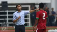 Pelatih Luis Milla Aspas (kiri) memberi arahan pada pemain Timnas Indonesia U-22 saat laga persahabatan melawan Myanmar di Stadion Pakansari, Kab Bogor, Selasa (21/3). Timnas Indonesia U-22 kalah 1-3 dari Myanmar. (Liputan6.com/Helmi Fithriansyah)