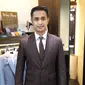 Ajun Perwira saat fitting di Wong Hang Tailor. (Istimewa)