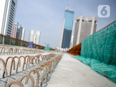 Suasana perlintasan LRT di jembatan bentang panjang Dukuh Atas, Jakarta, Rabu (11/11/2020). Jembatan bentang panjang yang hari ini melakukan pengecoran terakhir panjangnya 128 meter. pekerjaan ini menandai selesainya pengerjaan lintasan atas LRT Jabodebek tahap I. (Liputan6.com/Faizal Fanani)