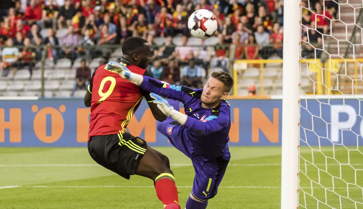 Pmeian Belgia, Romelu Lukaku (kiri) berebut bola dengan kiper Republik Ceko, Tomas Vaclik pada laga persahabatan di King Baudouin stadium, Brussels, (5/6/2017). (AP/Geert Vanden Wijngaert)