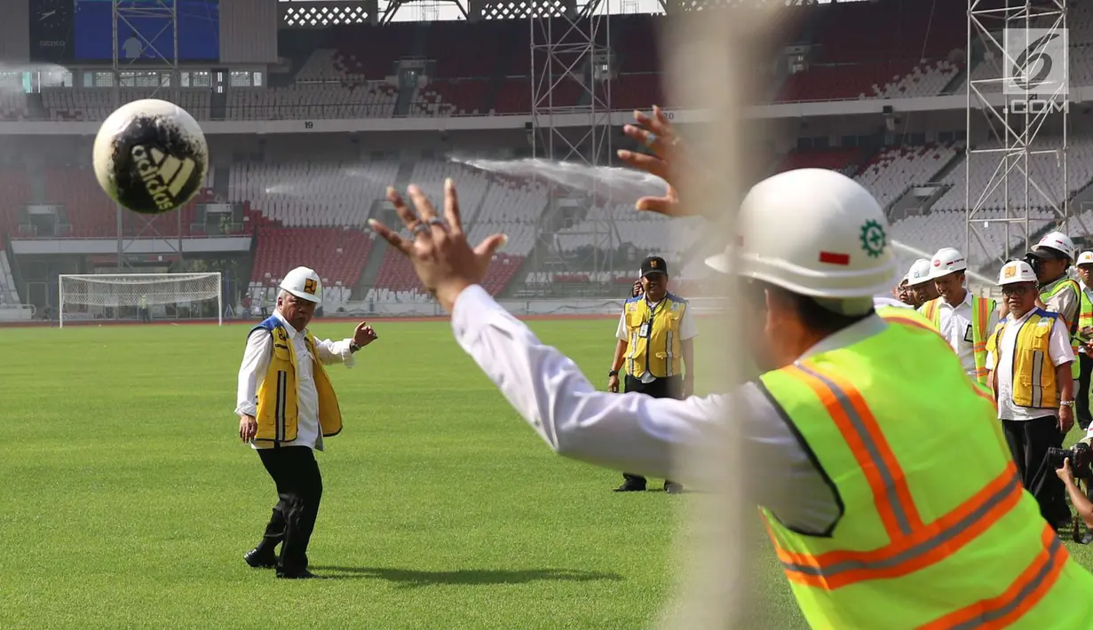 Menteri PUPR Basuki Hadimuljono mencoba memasukkan bola ke gawang yang ada di Stadion Utama Gelora Bung Karno, Senayan, Jakarta, Kamis (23/11). Selain meninjau pembangunan, Menteri Basuki juga menjajal rumput di Stadion GBK (Liputan6.com/Angga Yuniar)