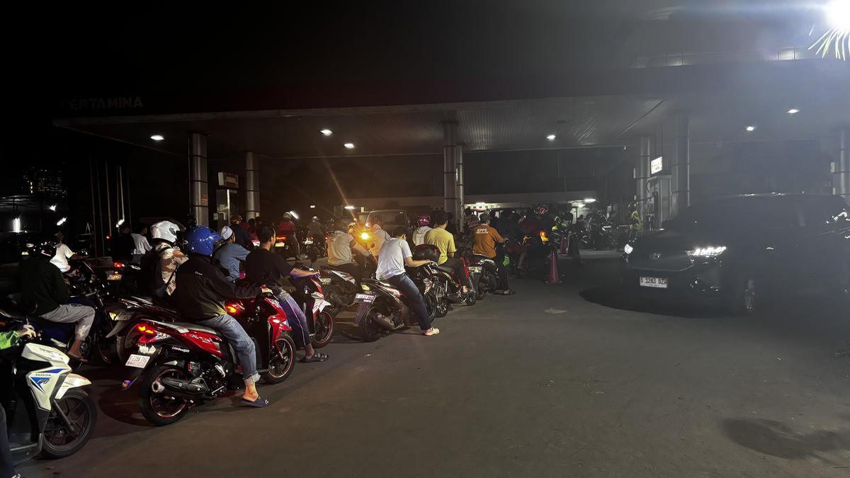 Kelegaan di SPBU Malam: Antrean Panjang Saat Kabar Benaikan Harga BBM Dibatalkan