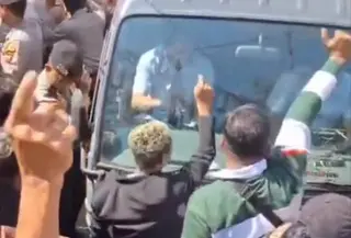 Aparat polisi mengamankan mobil tahanan yang mengangkut Sudewo. (Liputan6.com/Arief Pramono)