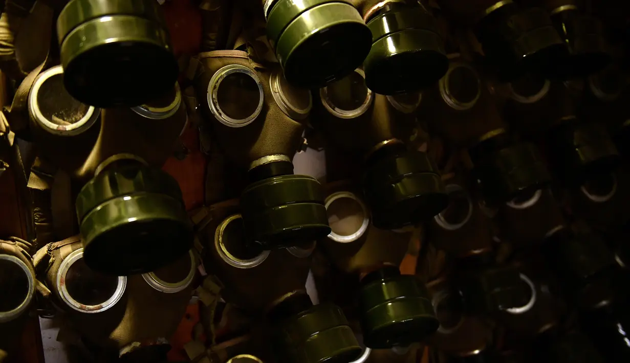Masker gas tergantung pada dinding di Rock Nuclear Bunker Museum, Budapest, Hungaria, 14 Oktober 2022. Sebagian besar latihan perang nuklir yang digelar oleh NATO diadakan setidaknya 1.000 kilometer dari perbatasan Rusia. (AP Photo/Anna Szilagyi, File)