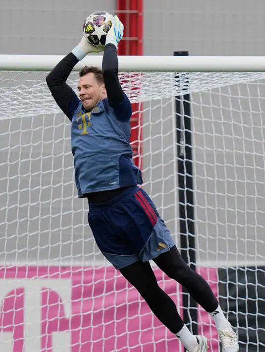 Die Roten memikul misi berat membalik keadaan setelah kalah tipis 4-5 pada leg pertama di Paris dalam drama sembilan gol. Tampak dalam foto, kiper Bayern Munchen, Manuel Neuer, saat melakukan pemanasan selama sesi latihan jelang pertandingan leg kedua semifinal Liga Champions 2025/2026 melawan Paris Saint-Germain (PSG) di Jerman, Selasa 5 Mei 2026. (AP Photo/Matthias Schrader)