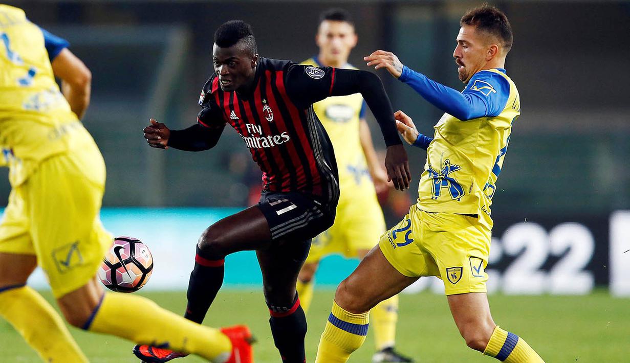 Penyerang AC Milan, M'Baye Niang, melewati hadangan pemain Chievo pada laga Serie A di Stadion Bentegodi, Verona, Minggu (16/10/2016). Milan menang 3-1 atas Chievo. (Reuters/Alessandro Garofalo)