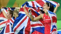 Samantha Quek (kanan) merayakan keberhasilan timnya meraih medali emas pada Olimpiade Rio 2016 saat mengalahkan Belanda pada cabang olahraga Hoki di Olympic Hockey Centre, Rio de Janeiro (19/8/2016). (AFP/Manan Vatsyayana)