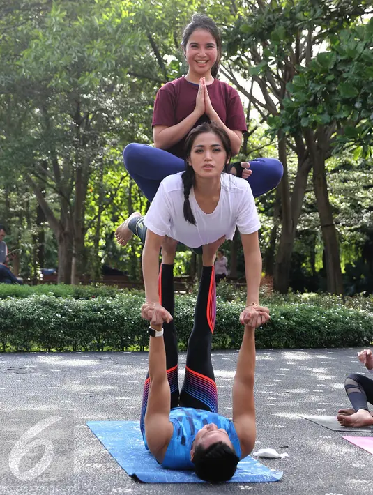 Jessica Iskandar melakukan Acroyoga bersama GirlsSquad di Fauna Land, Ancol, Jakarta, Kamis (6/4). Jedar mengaku ingin seru-seruan dengan GirlsSquad sambil Acroyoga. (Liputan6.com/Herman Zakharia)
