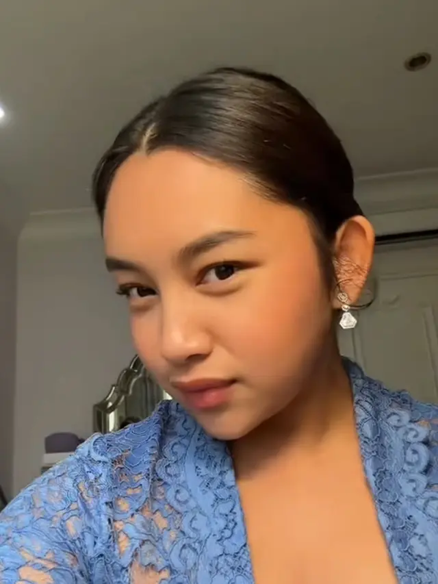 Berbalut Kebaya Biru saat Hadir di Pernikahan Keluarga Cendana. [mayangsariofficialchannel]