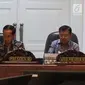 Presiden Joko Widodo didampingi Wapres Jusuf Kalla berisap memimpin rapat terbatas persiapan Asian Games 2018, Jakarta, Senin (28/5). Rapat tersebut untuk memastikan persiapan pesta olahraga terbesar di Asia berlangsung lancar. (Liputan6.com/Angga Yuniar)