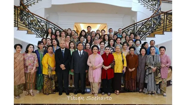 6 Potret Titiek Soeharto Usai Acara Pelantikan DPR RI, Syukuran Bersama Keluarga