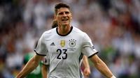 Mario Gomez mencetak gol tunggal kemenangan Jerman atas Irlandia Utara, 1-0, pada laga Grup C Piala Eropa 2016 di Parc des Princes, Paris, Selasa (21/6/2016). (AFP/Lionel Bonaventre)