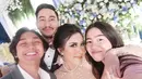 Caesar Hito dan Felicya Angelista juga hadir di pernikahan Syahanaz dan Jeje. Kira-kira kapan Caesar Hito dan Felicya menyusul Jeje dan Syahanaz ya? (foto: instagram.com/felicyangelista_)