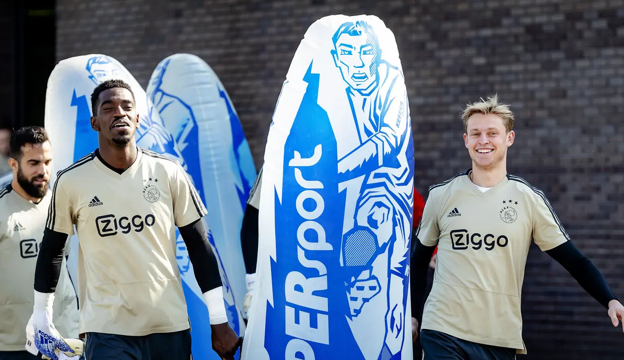 Pemain Ajax Amsterdam, Bruno Varela (kiri) dan Frenkie de Jong tiba untuk sesi latihan tim di Sports park De Toekomst, Belanda (9/4). Ajax akan bertanding melawan wakil Italia Juventus pada leg pertama babak perempatfinal Liga Champions di Johan Cruyff Arena. (AFP Photo/ANP/Robin van Lonkhuijsen)