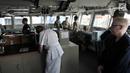 Sejumlah petugas berada di salah satu ruangan kapal perang HMS Albion, Jakarta, Minggu (22/4). Kapal ini memiliki panjang 176 meter dan mampu melaju dengan kecepatan hingga 33 km per jam. (Merdeka.com/Iqbal S. Nugroho)