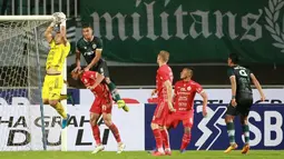 Kiper yang akrab disapa Bagol ini jatuh bangun mengamankan gawang Macan Kemayoran dari gempuran Laskar Padjajaran pada laga pekan keempat BRI Liga 1 2022/2023 di Stadion Pakansari, Kabupaten Bogor. (Bola.com/M Iqbal Ichsan)