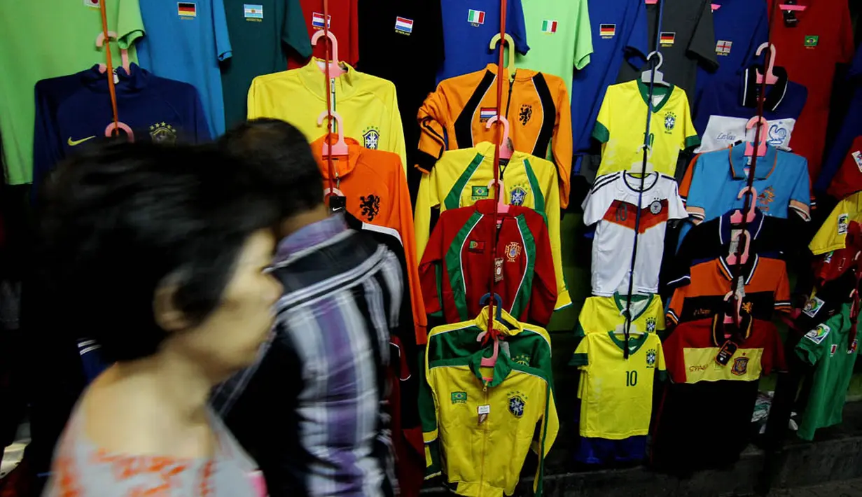 Perhelatan Piala Dunia 2014 membuat penjualan jersey mengalami peningkatan hingga 50 persen, Jakarta, Rabu (11/6/14). (Liputan6.com/Faizal Fanani)