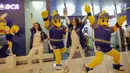 Maskot BIO (BCA Indonesia Open) menyapa pengunjung mall dengan happening act di Jakarta, Minggu (3/6). Kegiatan tersebut dilakukan untuk mendekatkan masyarakat dengan olahraga bulutangkis. (Liputan6.com/Faizal Fanani)