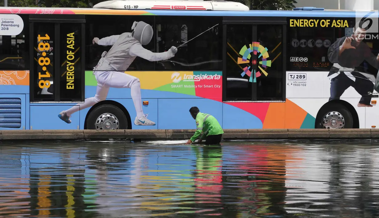 Petugas membersihkan busa yang mencemari kolam air mancur di bundaran patung kuda, Jakarta, Rabu (28/3). Petugas masih menyelidiki asal busa tersebut. (Liputan6.com/Arya Manggala)
