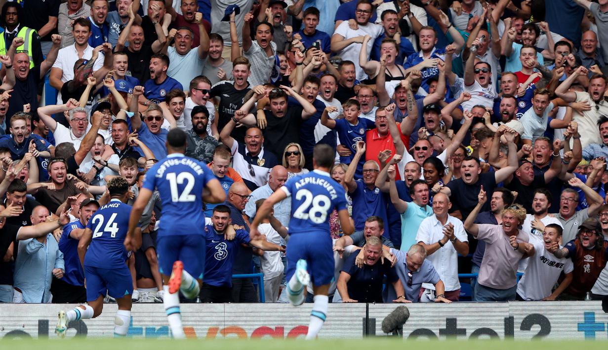Pemain Chelsea Reece James (kiri) melakukan selebrasi dengan rekan setimnya usai mencetak gol gawang Tottenham Hotspur pada pertandingan sepak bola Liga Inggris di Stadion Stamford Bridge, London, Inggris, 14 Agustus 2022. Pertandingan berakhir imbang 2-2. (AP Photo/Ian Walton)