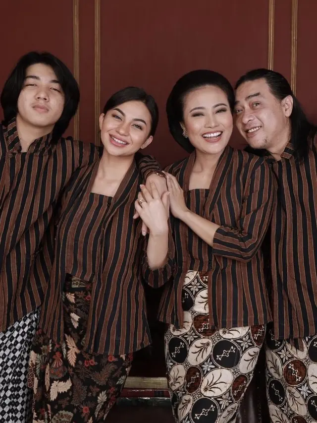 Penampilan Busana Sederhana Ariel Tatum Bersama Keluarga, credit: Instagram @wikadewiii