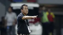 Pelatih Semen Padang, Syafrianto Rusli, saat melawan Bali United pada laga Piala Presiden 2019 di Stadion Patriot, Jawa Barat, Senin (11/3). Bali United menang 2-1 atas Semen Padang. (Bola.com/M Iqbal Ichsan)