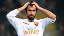 Reaksi striker AS Roma, Mirko Vucinic seusai kegagalannya mencetak gol di laga Serie A melawan Inter Milan di San Siro Stadium, 1 Maret 2009. AFP PHOTO / GIUSEPPE CACACE 