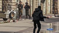 Seorang pengunjuk rasa Palestina menghadapi tentara Israel saat bentrokan di pusat Kota Hebron, Tepi Barat, 4 Maret 2022. (HAZEM BADER/AFP)