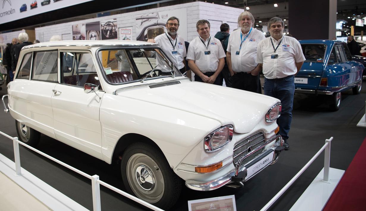 Klub Citroen mempersembahkan 1969 "Ami 6 break" pada layar selama pameran mobil Retromobile di Paris, Prancis (5/2). Pameran ini diselenggarakan dari tanggal 6 sampai 10 Februari 2019. (AFP Photo/Eric Feferberg)