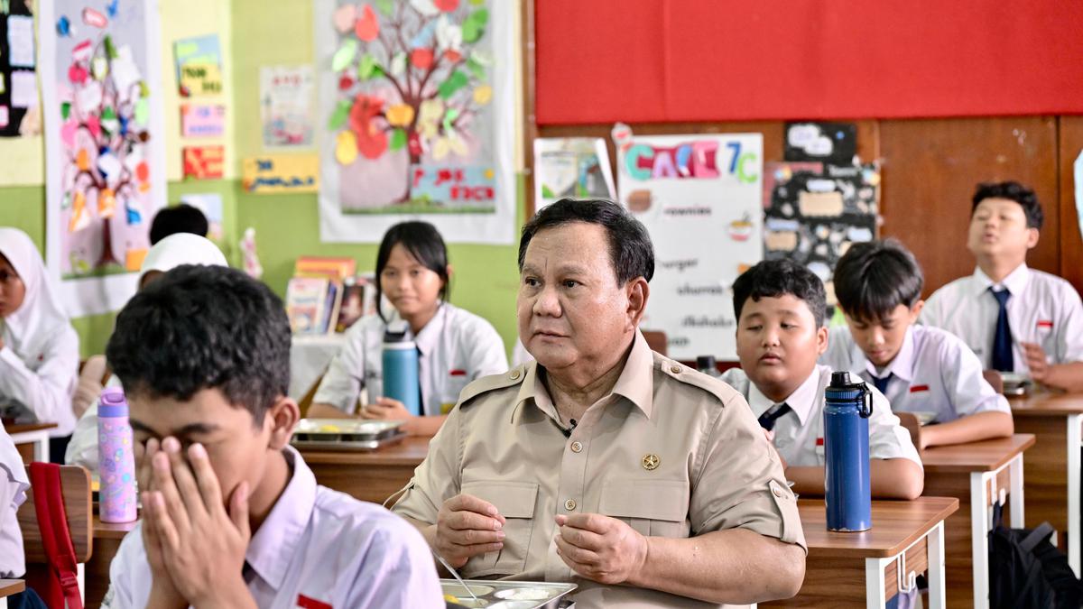 Siang Dampingi Prabowo Makan MBG, Malamnya Dadan Dicopot dari Kepala BGN