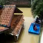 Warga Kampung Jambatan, Kelurahan Andir, Kecamatan Baleendah, Kabupaten Bandung, Jawa Barat, masih menggunakan perahu untuk beraktivitas akibat banjir pada Selasa, 13 Maret 2018. (Foto: Ketua Barudak Baraya Cisangkuy Citarum (B2C2) Edi Yusup/Arie Nugraha