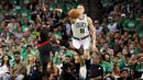 Pemain Atlanta Hawks, Dennis Schroder (17), berduel dengan pemain Boston Celtics, Jonas Jerebko (8), pada laga play off NBA di TD Garden, Sabtu (23/4/2016) WIB. (Reuters/David Butler II-USA TODAY Sports)