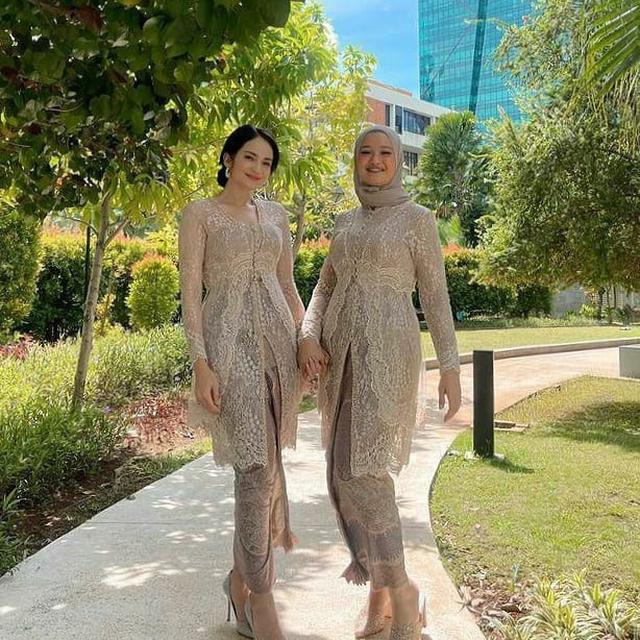 6 Potret Enzy Storia Jadi Bridesmaid di Pernikahan Furry Citra, Didoakan Menyusul