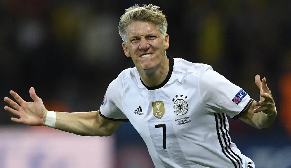 2. Bastian Schweinsteiger, gagal mendapat tempat di MU membuatnya jadi incaran Galatasaray. Turkish newspaper AMK mengabarkan jika klub raksasa Turki itu menyiapkan dana tiga juta pounds untuk bisa memboyong pria Jerman itu. (AFP/Martin Bureau)